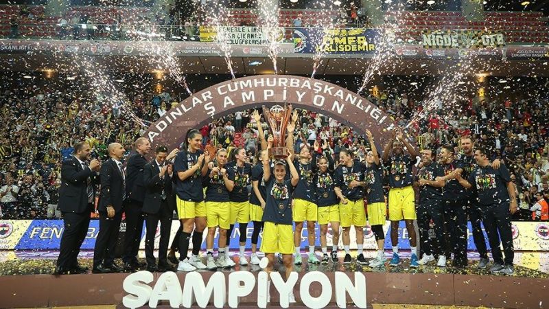 Fenerbahçe-Öznur-Kablo-kupasını-aldı.jpg