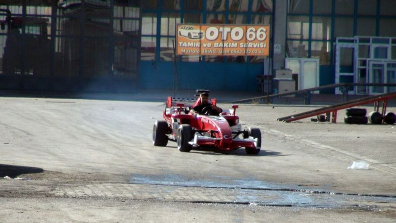 Hurda-araçlardan-Formula-1-aracı-yaptı2.jpg