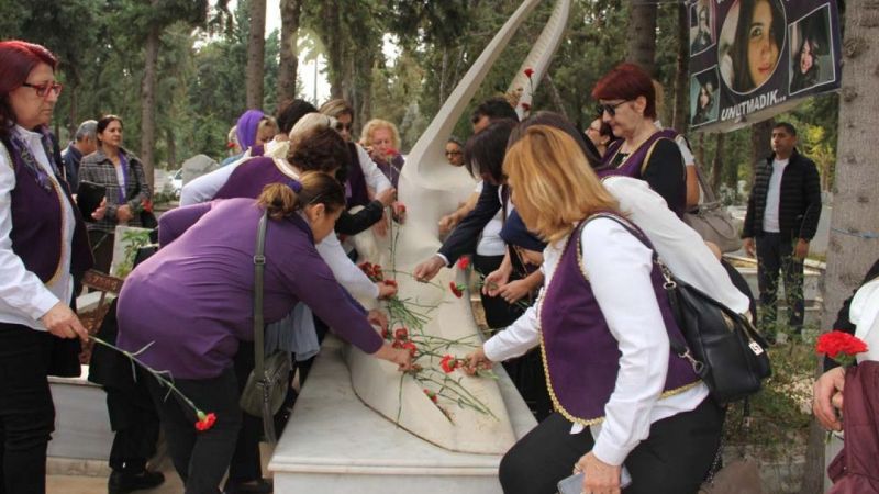 Türk-Üniversiteli-Kadınlar-Derneği-katledilen-kadınları-mezarları-başında-andılar1.jpg