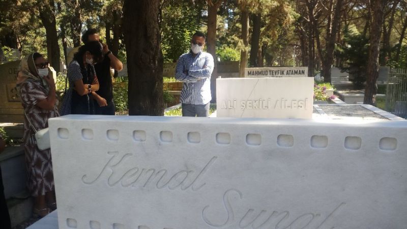 Kemal-Sunal-vefatının-20-inci-yılında-mezarı-başında-anıldı.jpg