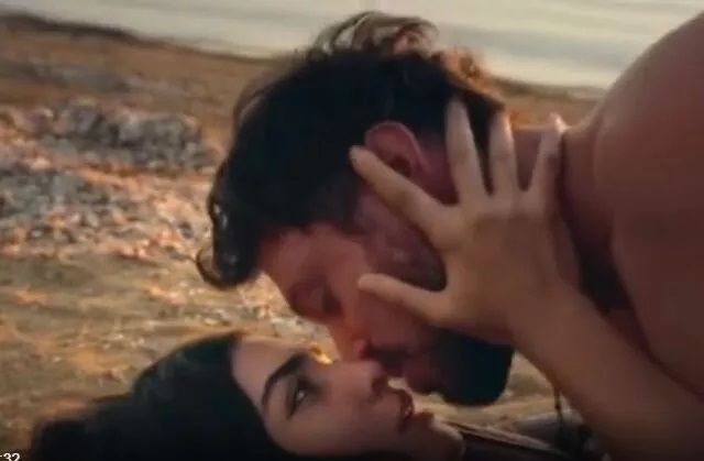 En Ateşli Öpüşen Burçlar Belli Oldu! Bulutların Üstüne... İşte Partnerinin Ayaklarını Yerden Kesen O Burçlar… 1