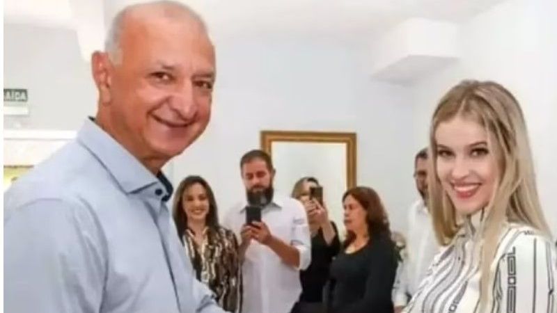65 Yaşındaki Belediye Başkanı Büyük Tepki! 49 Yaş Küçük Güzellik Kraliçesiyle Evlendi! Yaş Farkı Dudak Uçuklattı! Yok Artık! 2