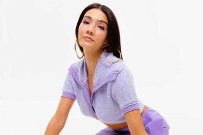 Aybüke Pusat’ın Kalça Dekoltesi Olay Oldu! Ortalığı İnletti; Külotlu Çorabıyla Şov Yaptı… 2