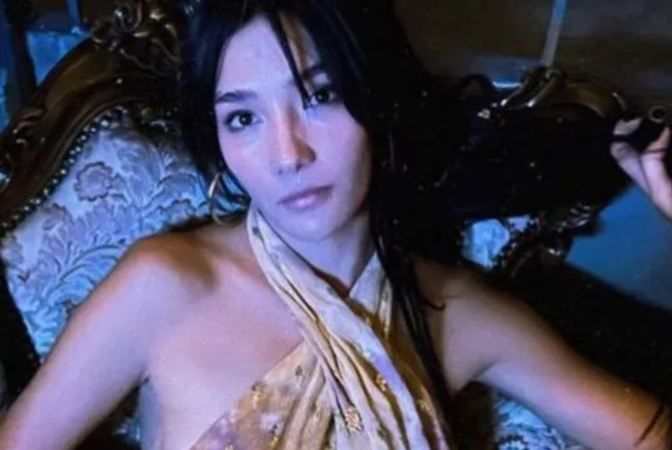 Aybüke Pusat’ın Kalça Dekoltesi Olay Oldu! Ortalığı İnletti; Külotlu Çorabıyla Şov Yaptı… 1