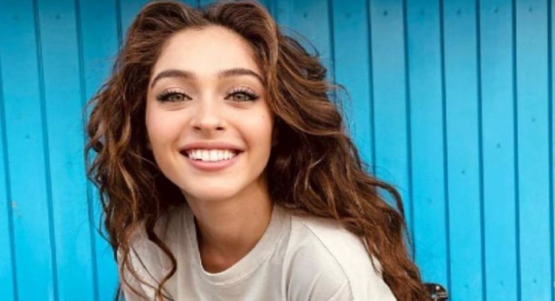 Cemre Baysel’in Estetiksiz Hallerini Görünce Nevriniz Dönecek! “Bacım Neydin Ne Olmuşsun!” Seda Sayan’da Bile Bu Kadarı Yok! 2