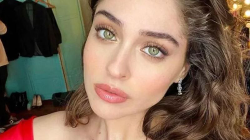 Cemre Baysel’in Kardeşini Gören Kızlar Çığlığı Bastı! Boy, Pos, Endam… Karizmasıyla Ortalığı Yıktı Geçti! Görenlerin Dibi Düştü, Eridi… 1