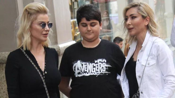 Songül Karlı’nın Oğlu Efe Furkan Gümüş Kimdir? Annesinin Dekoltelerinden Rahatsızdı… Efe Furkan Gümüş’ün Yaşını Duyan Şok Oldu! 1