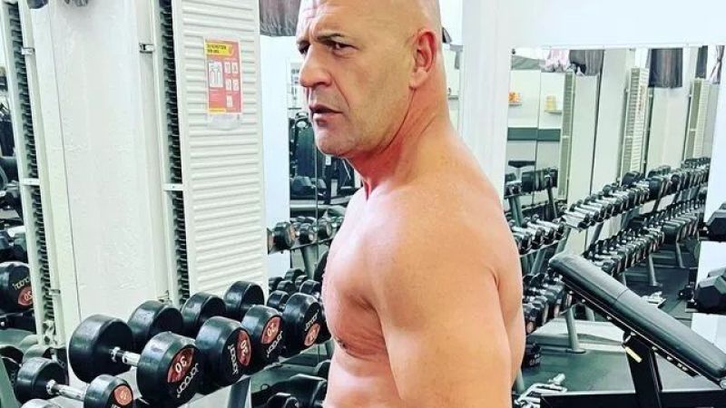 Kurtlar Vadisi'nin Ştandart Kazım'ı Son Haliyle Şok Etti! “Memati Bile Bir Hiç!” Pılısını Pırtısını Toplayıp Buralardan Gitmişti! Kazım Çarman Kimdir, Kaç Yaşında! 3