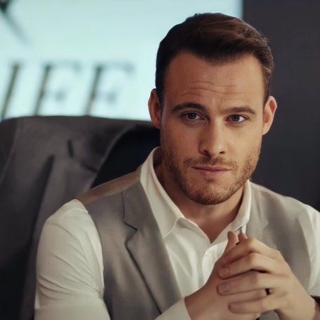 Hande Erçel’in Eski Aşkı Kerem Bürsin’in Son Hali Tanınır Gibi Değil! Saç Sakal Birbirine Karışmış; Jön Halleri Gitmiş… “Aşk Acısı Derbeder Etmiş!” 1
