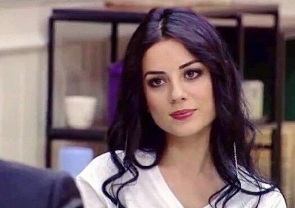 Kısmetse Olur Nur Erkoç Artık Tanınmaz Bir Halde! Dekolteli Pozları Yürekleri Hop Hop Hoplattı; “Şarap Gibi Kadınsın Be!” Değişimi Şok Etti… 2
