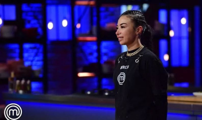 Masterchef Burcu’nun Son Halini Görenler Tanıyamadı! Ajda Pekkan’ın Yan Çarı, Adeta Kopyası… Eski Halinden Eser Yok! “Ne Oldu Sana Burcu!” 1