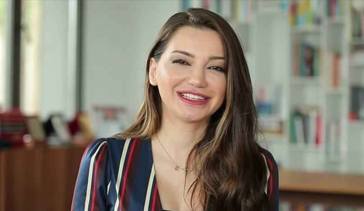 Ünlü Psikolog Esra Ezmeci'nin Eski Halini Görenler Şaştı Kaldı! Psikolog Esra Ezmeci Kaç Yaşında Evli Mi? İşte Estetiksiz O Hali 1
