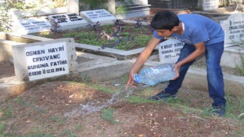 Mezarın Üzerine Su Dökülmesinin Sırrı Nedir? Mezar Neden Sulanır? Mezara Neden Su Dökülür Ölüye Faydası Nedir? 2