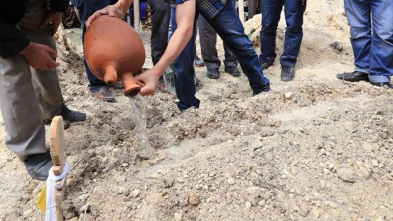 Mezarın Üzerine Su Dökülmesinin Sırrı Nedir? Mezar Neden Sulanır? Mezara Neden Su Dökülür Ölüye Faydası Nedir? 1