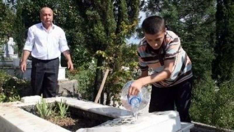 Mezarın Üzerine Su Dökülmesinin Sırrı Nedir? Mezar Neden Sulanır? Mezara Neden Su Dökülür Ölüye Faydası Nedir? 4