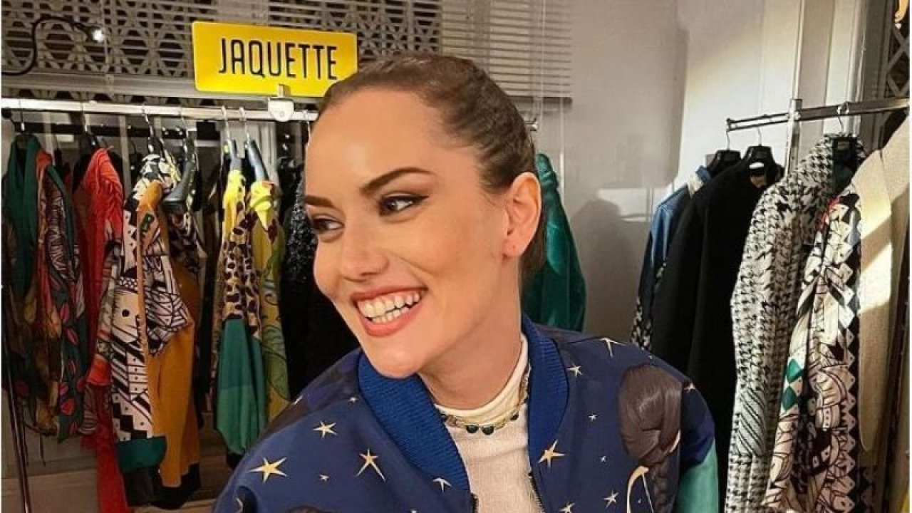 Fahriye Evcen’in Kız Kardeşini Gören Mest Oldu! “Sen Daha Güzelsin!” Güzelliği Bir Bakanı Bir Daha Baktırdı! Neler Oluyor?