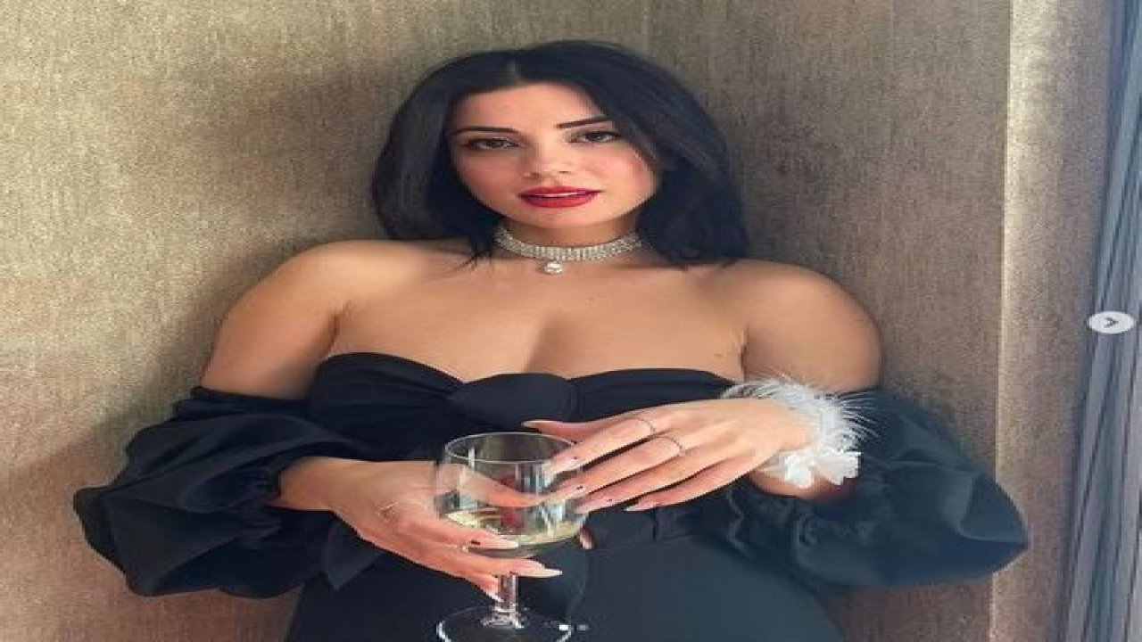 Kısmetse Olur Nur Erkoç Artık Tanınmaz Bir Halde! Dekolteli Pozları Yürekleri Hop Hop Hoplattı; “Şarap Gibi Kadınsın Be!” Değişimi Şok Etti…