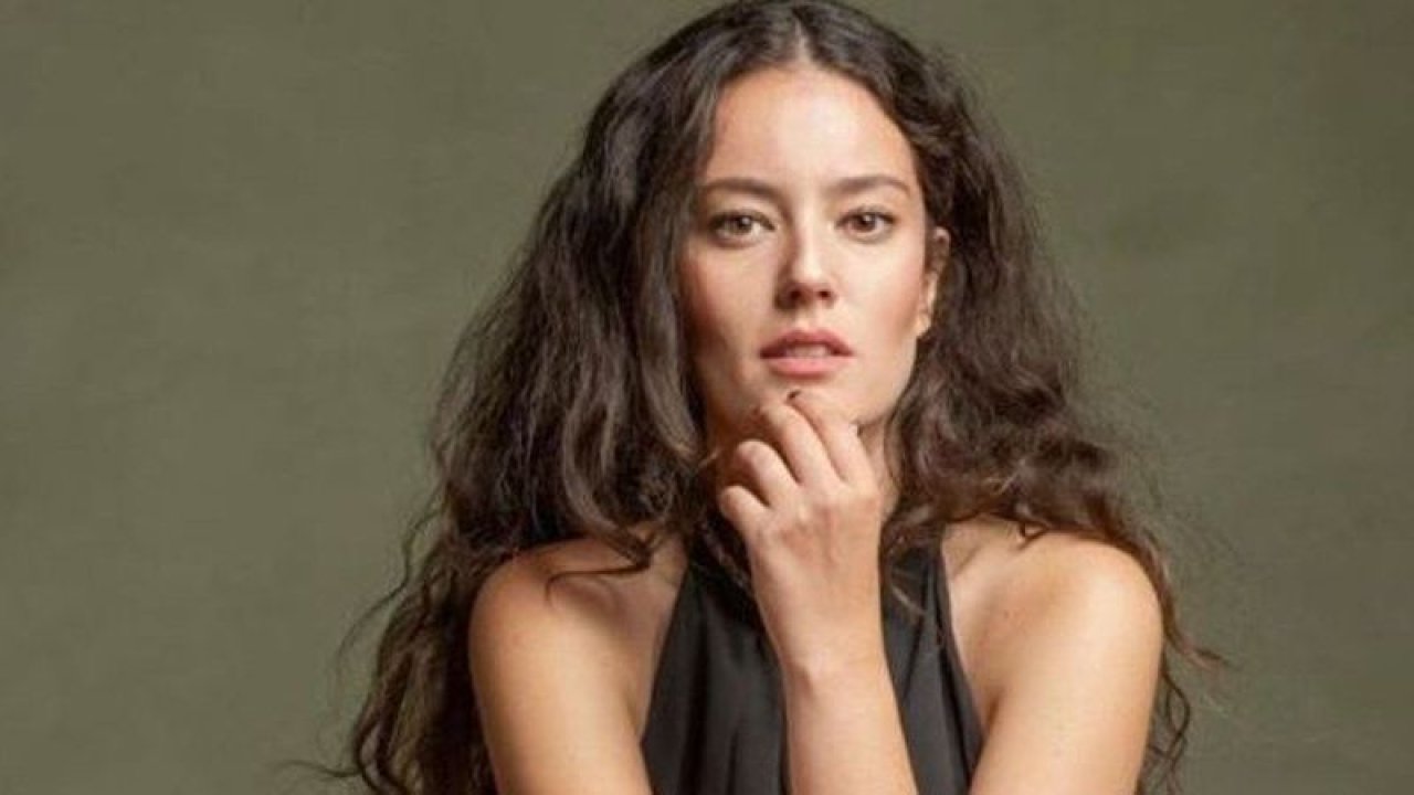 Pelin Akil ve Anıl Altan Arasındaki Yaş Farkı Dudak Uçuklattı! 10 Yıldır Aşkın Ateşini Harlıyorlardı, Milyonlar Şok Oldu!