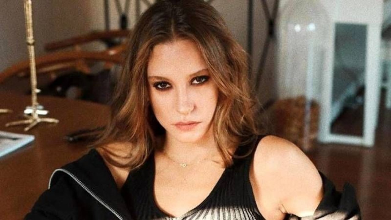 Serenay Sarıkaya’nın Ayakkabı Numarasını Duyan Şok Oluyor! Erkek Boyutuna Az Kaldı! “Her Güzelin Bir Kusuru Varmış, Ama Bu Büyük!”