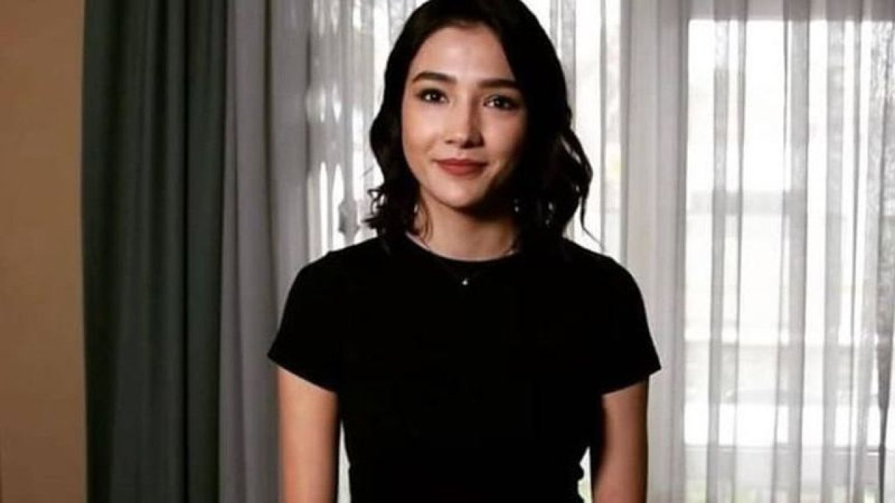 Aybüke Pusat’ın Kalça Dekoltesi Olay Oldu! Ortalığı İnletti; Külotlu Çorabıyla Şov Yaptı…