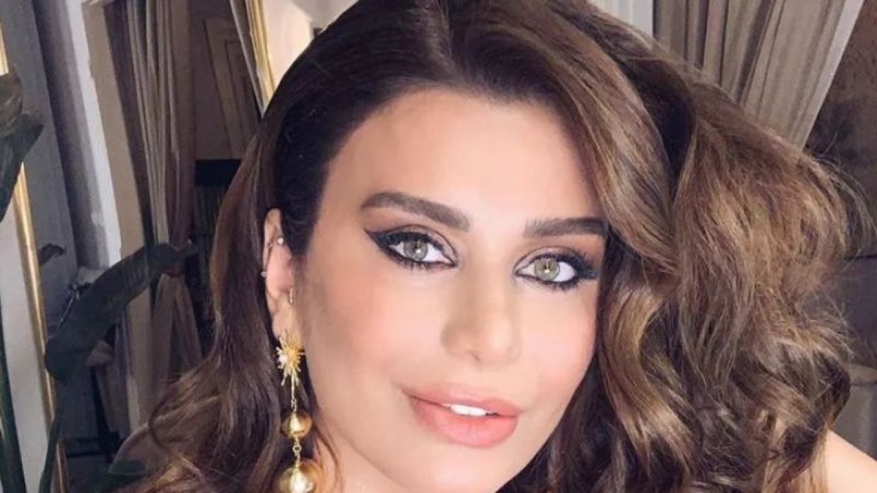 Ebru Şancı'nın Mini Elbiseli Pozları Ortalığı Salladı! Ebru Şancı Kimdir, Kiminle Evli? İşte Eşi İle Arasındaki Yaş Farkı!
