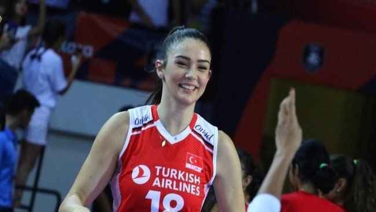 Voleybolcu Zehra Güneş'in sevgilisiyle boy farkı Olay Oldu! Zehra Güneş Sevgilisi Var Mı, Kimdir? Zehra Güneş Boyu Ve Kilosu Kaç?