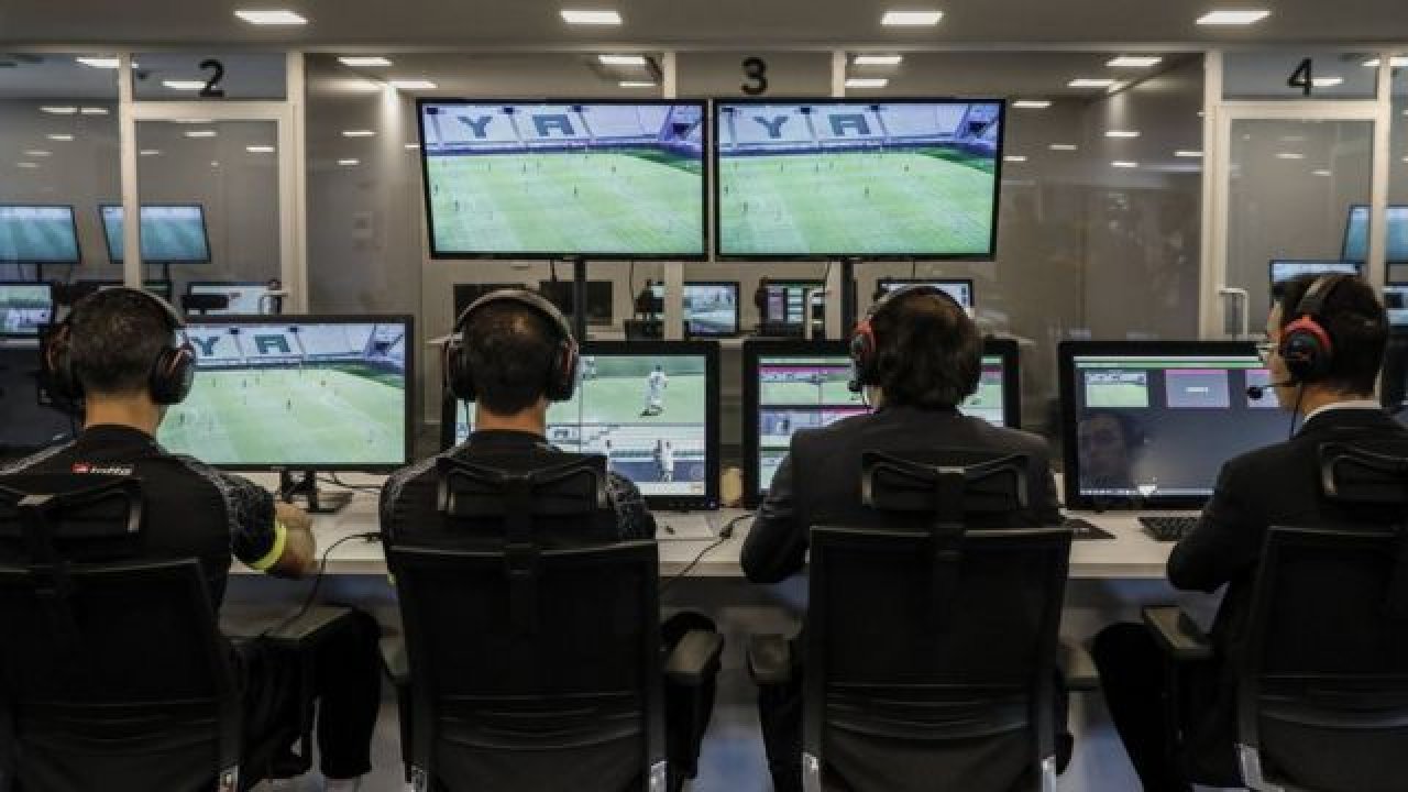 Futbolda Var Nedir? VAR'a Gitmek Ne Demek, Neye Bakar? Avrupa Ligi'nde VAR Var Mı?