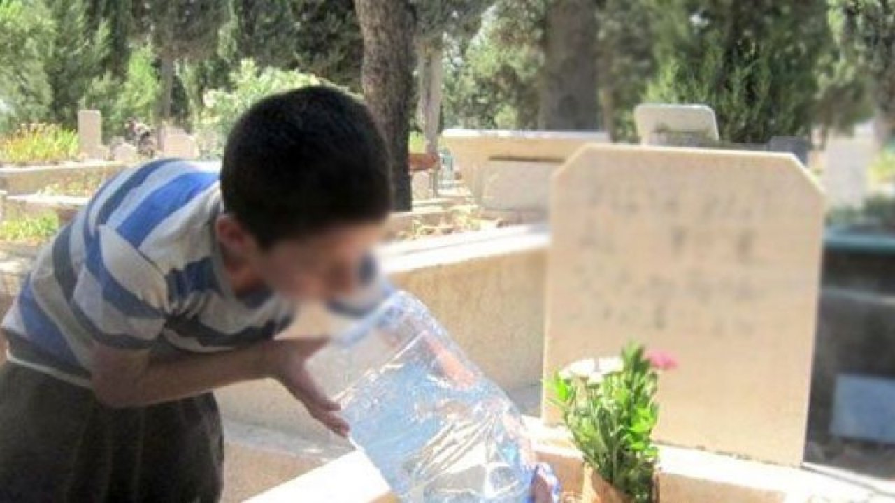Mezarın Üzerine Su Dökülmesinin Sırrı Nedir? Mezar Neden Sulanır? Mezara Neden Su Dökülür Ölüye Faydası Nedir?