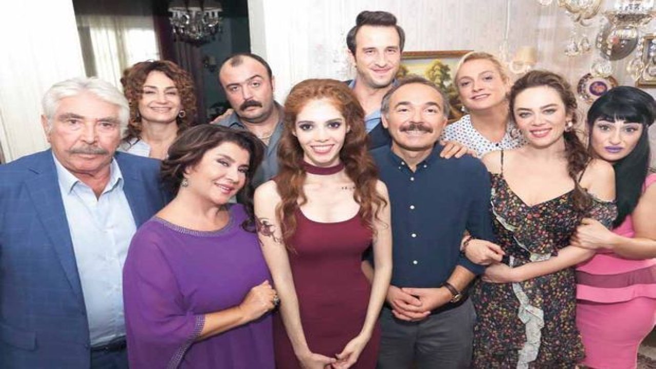 Aile Arasında Filmi Nerede, Ne Zaman Çekildi? Aile Arasında Filmin Konusu Nedir, Oyuncuları Kimler? Aile Arasında Filmin Gişe Rakamları Nedir, Sonu Nasıl Final Yapıyor?