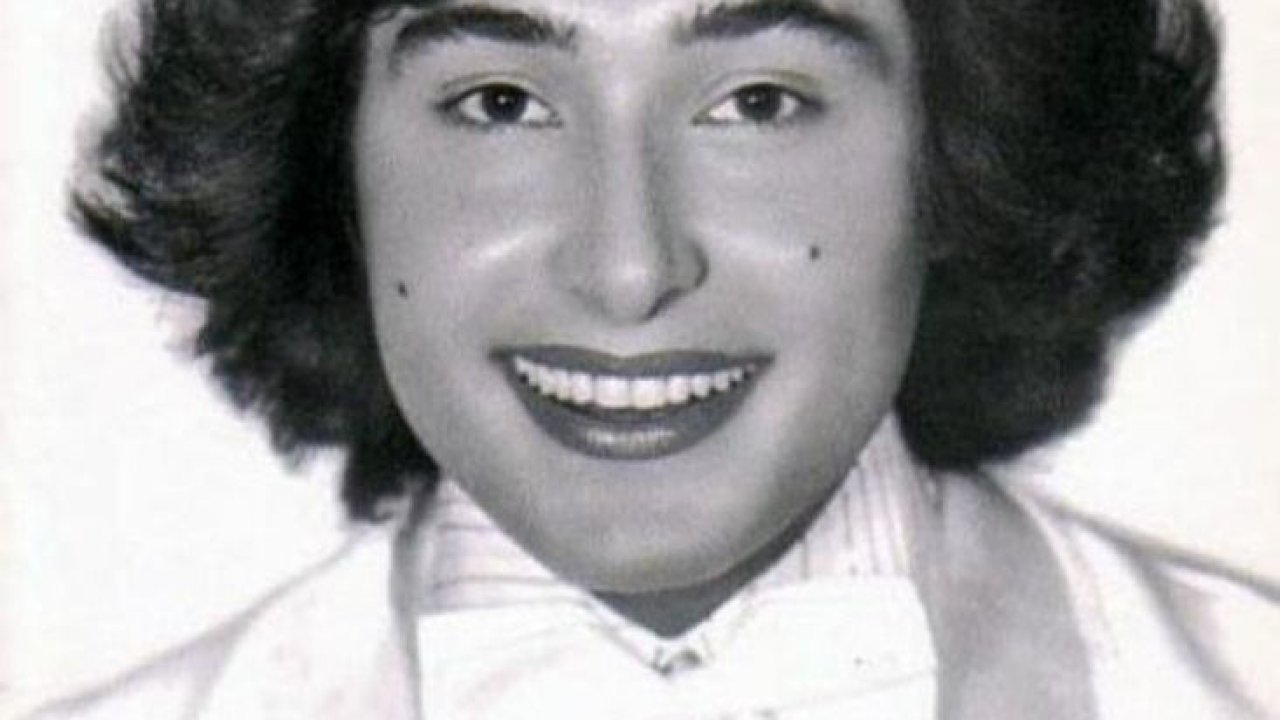Bülent Ersoy’un Eski Fotoğraflarını Görenler Şok Oldu! Gençlik Yıllarında Öyle Bir Değişim Yaşamış Ki…